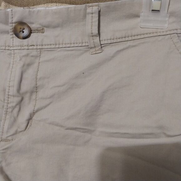 Old Navy shorts Women 6 khaki Everyday Twill 3 inch flat front MARKS IN PICTURES - Picture 5 of 10